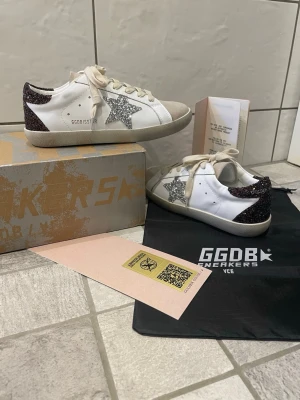 Golden goose - Äkta super populära golden goose med glitter detaljer säljes till ett bra pris. Storlek 38, aldrig använda. Skickar snabbt! 