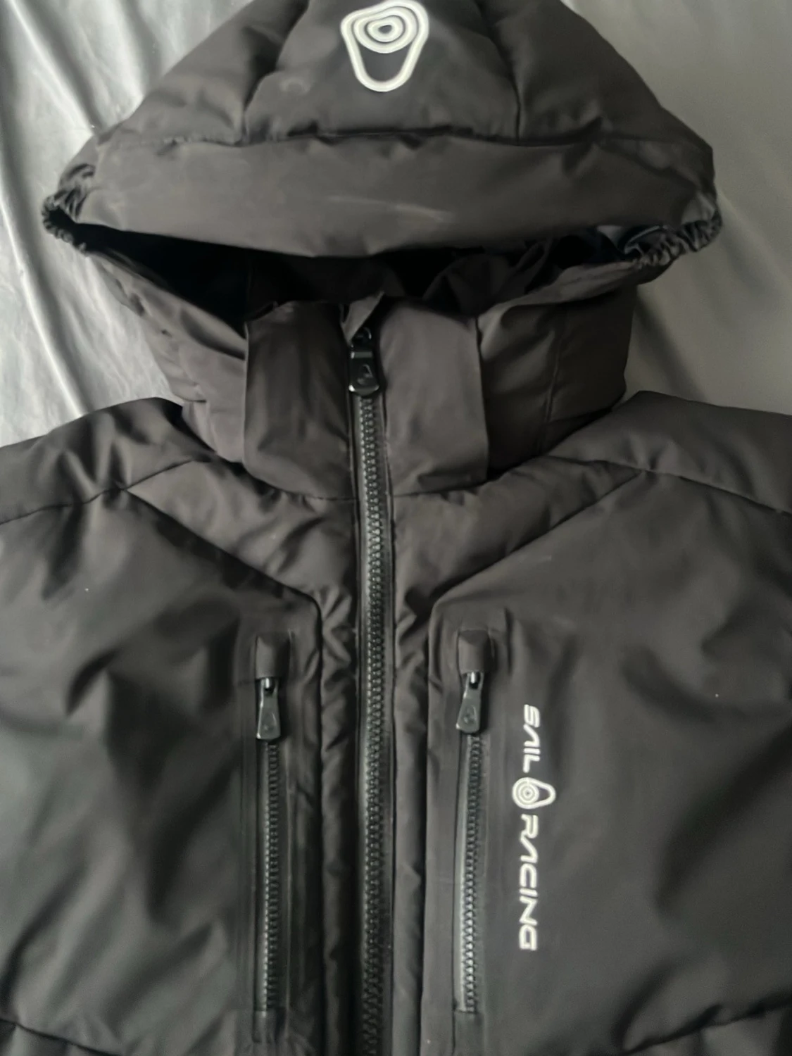 Svart dunjacka från Sail Racing