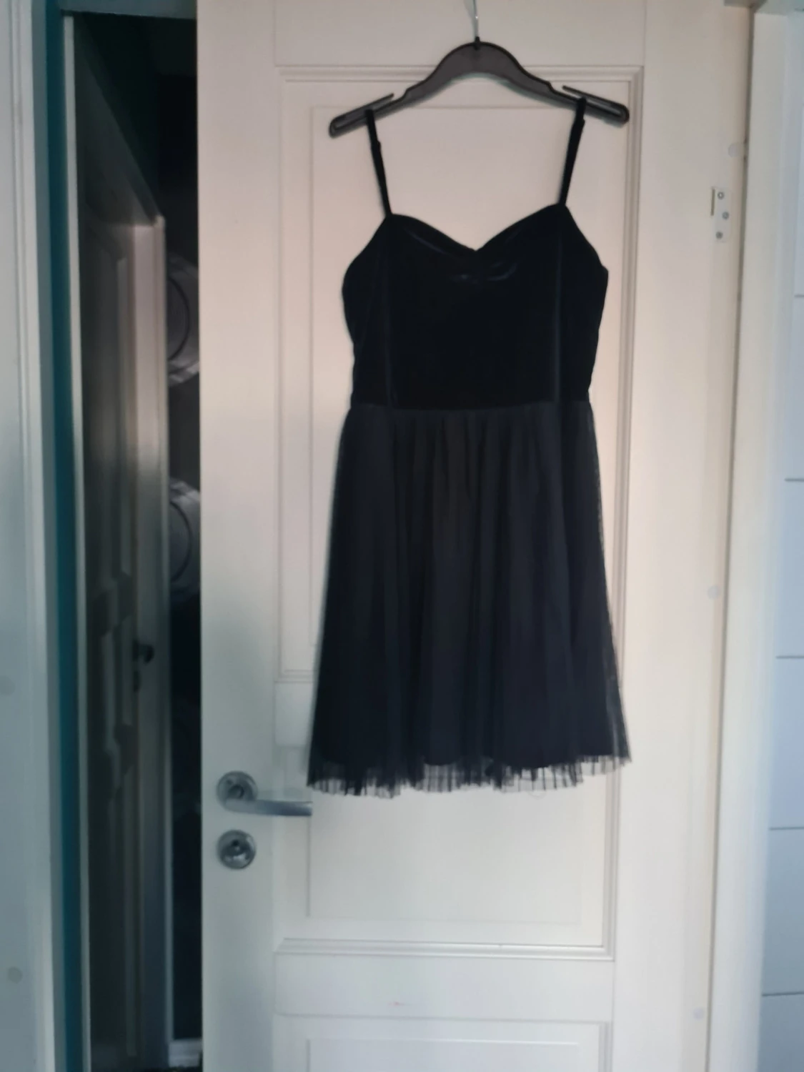 Svart kort klänning med smala axelband