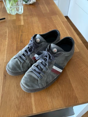 Moncler skor  - Säljer dessa schyssta moncler skor som inte kommer till användning längre, väldigt sällsynta 