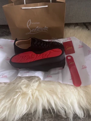 Christian Louboutin skor storlek 42 - Säljer Loubs i storlek 42. Vid frågor hör av er 