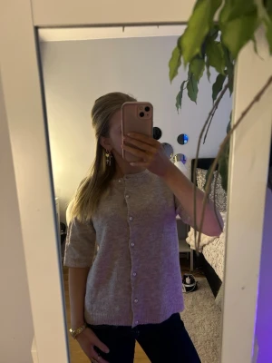 Kofta med pärlor - Fin kofta med pärlor som knappar i storlek Xs från Lager 157! Använd väldigt få gånger och bra skick!🥰