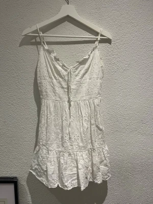 Vit klänning  - Säljer min vita klänning då den bara hängt i garderoben, har bara använts några få gånger.