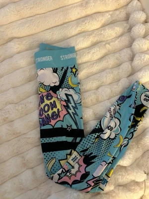 Stronger Tränings byxor - Jätte fina tränings byxor från Stronger i storlek xs! Jätte fint skick och är iprincip aldrig använda! Säljer då dom inte passar💞