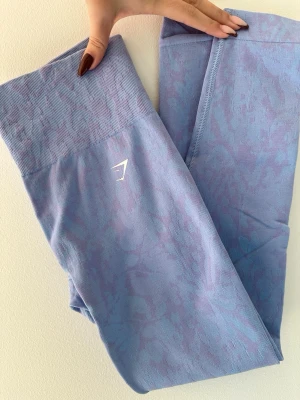 Nya Gymshark träningsbyxor – aldrig använda - Helt nya Gymshark träningsbyxor, aldrig använda. Sitter riktigt snyggt på och är både bekväma och stretchiga. Perfekta för träning, gym, promenader eller som snygga vardagsbyxor.  Mjukt och följsamt material med bra passform som formar fint utan att kännas tight. Hög midja som sitter på plats.  Ord pris: 599kr  - Endast testade, inga slitage - Rökfritt hem - Pris kan diskuteras vid snabb affär  - Skickas snabbt