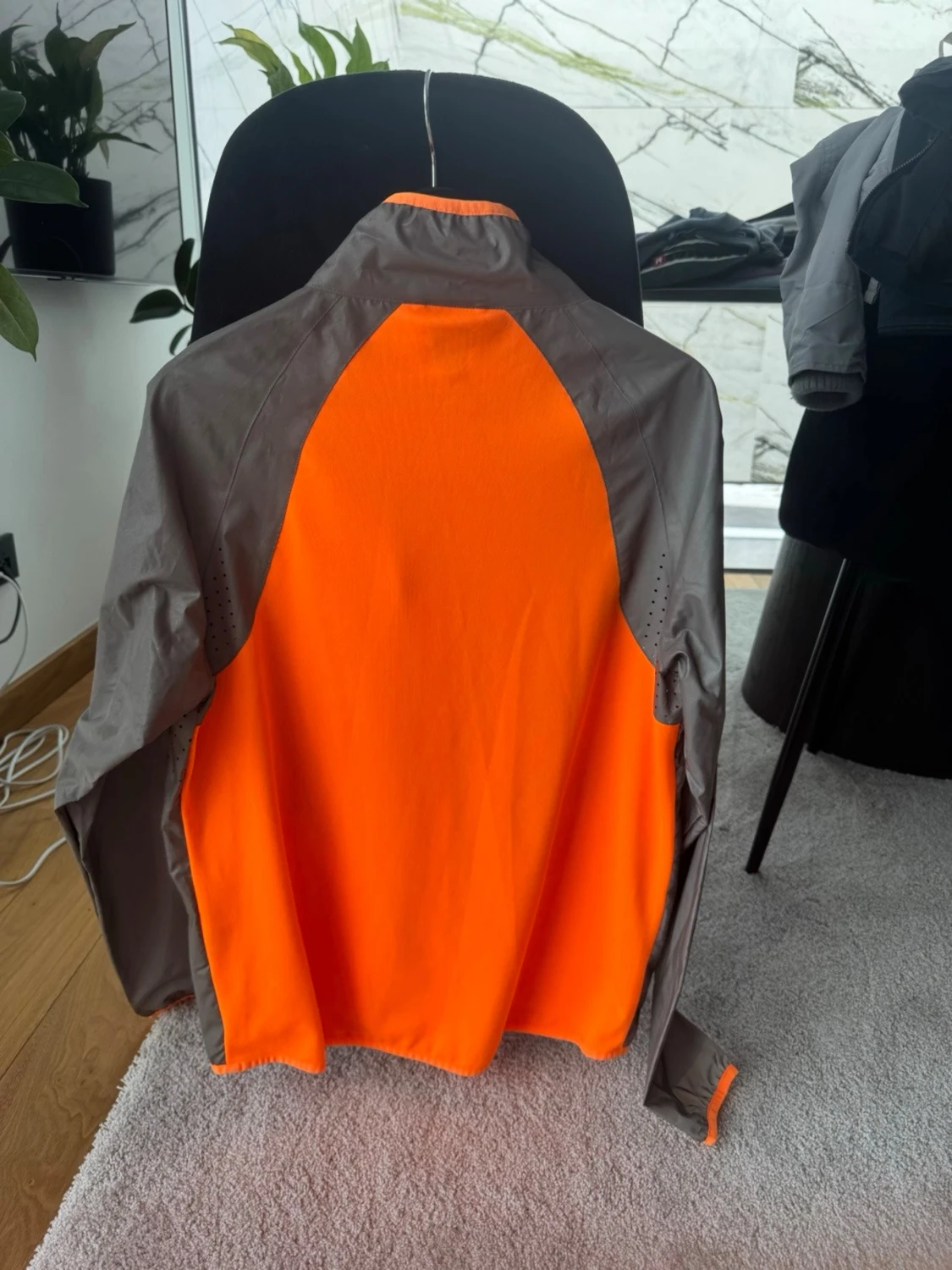 Grå och orange vindjacka från Karhu - 1