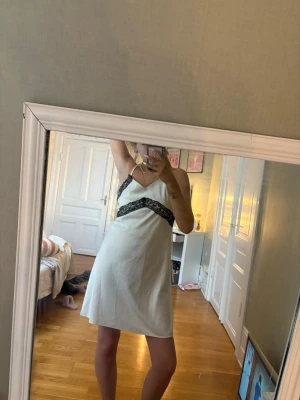 Spets klänning - Super snygg lite festligare klänning med svart spets, aldrig använd då jag ej gillade längden på mig själv..😢🥰🫶🏻nypris:599kr