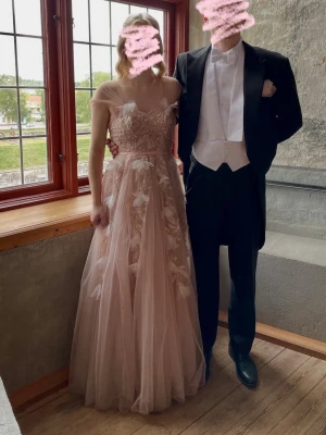 Balklänning  - Jag säljer nu min älskade student balklänning ifrån Christian Koehlert!🌸 Köpt för 4500, tänker mig sälja för 4000 då den är unik. Är öppen för bud💕 Skriv om ni vill ha mer bilder eller om ni har någon fundering 🫶🏻 