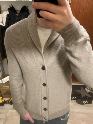 Beige stickad cardigan - Tjena! Säljer en otroligt fin beige stickad cardigan. Passar perfekt till det kalla vädret. Modellen är 180cn, 75kg. Priset kan såklart diskuteras!