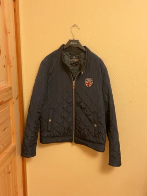 Morris Quilted Jacka  - En schysstare Morris Quilted Jacka i väldigt bra skick🙌storlek M men passar även L 🤩 Skulle säga i skick 9/10 🤩🙌.                                                             Skriv vid mera frågor/bilder 🤝🙌                             Fraktar inom 24 Timmar 🚚 