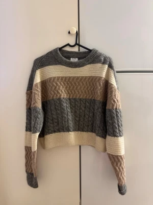 Randig stickad tröja från Filippa K - Säljer min super snygga stickade tröja från Filippa K som är helt slutsåld , då den inte kommer till nån användning längre. Nypris 4100kr