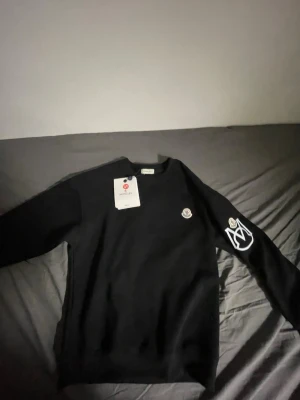 Svart moncler tröja - Moncler tröja till salu fick den nyss har inte haft på mig den alls helt ny! 