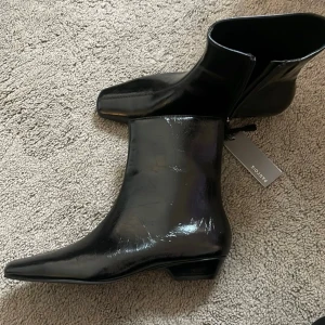 Svarta boots med låg klack - Svarta boots med låg klack från parfois. köpta inför en resa och hann inte komma fram och inte heller skickas tillbaka innan returperiodn löptr ut. nypris 559kr.