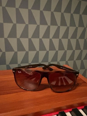 Ray-Ban Boyfriend solglasögon - Snygga trendiga solglasögon från Ray-Ban. Nypris 1500 mitt pris 800, använda Max 10 gånger ,skick 9/10