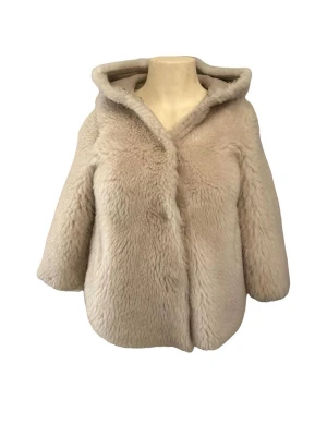 Beige pälsjacka från Yves Salomon - Säljer en fluffig beige pälsjacka från Yves Salomon Enfant. Jackan har huva och är gjord i 100% äkta lamm. Perfekt för dig som vill ha en lyxig och mysig look med oversized känsla och kortare ärmar.