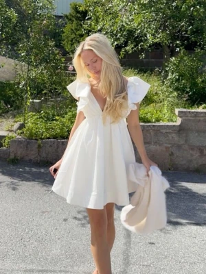 Hello Molly studentklänning  - Slutsåld Hello Molly klänning, som jag köpt här på plick men som tyvärr var för stor för mig. Så säljer om den! Skit snygg med knyte i ryggen, skriv för fler frågor💗 Tror att den är från hello Molly men som sagt från plick och inte köpt själv från den sidan! Super fin i alla fall💞