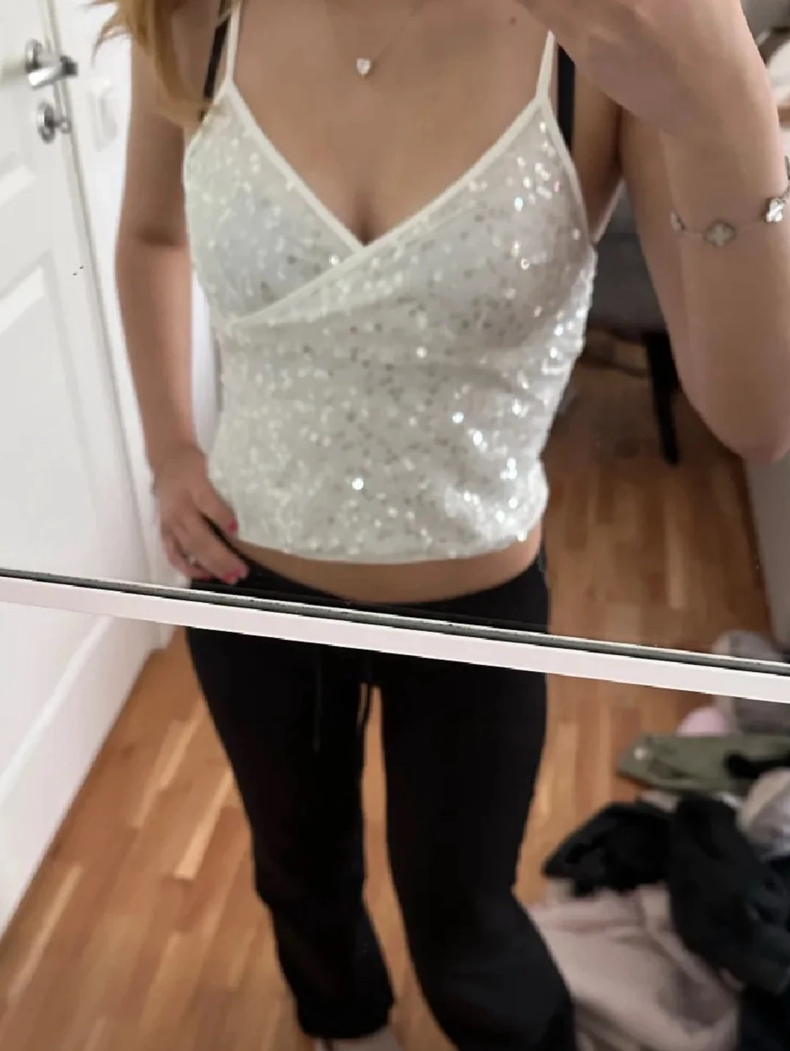 Vit paljettlinnetopp med smala band - 1