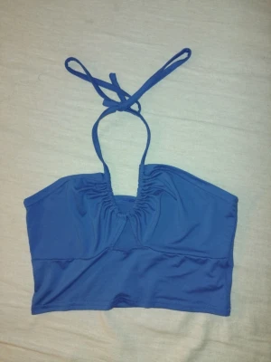 Blå crop top med knyt - Snygg blå crop top med halterneck och knyt i nacken.