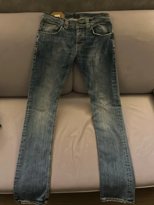Dondup jeans  - blå jeans perfekt för sommaren.  Små slitningar som är lite diskreta, väldigt snyggt. 
