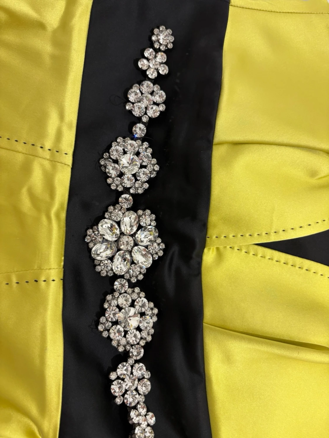 Gul axelbandslös klänning från Balo - 3