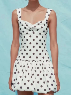 Prickig klänning Zara - Supersöt slutsåld och efterfrågad vit kortklänning från Zara. Storlek XS🥰