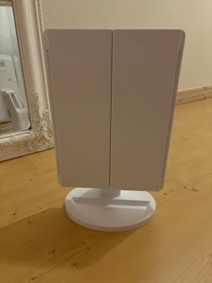 Vit sminkspegel med lampor och spegel - Nästan oanvänd, touchknapp med justerbar ledlampa 