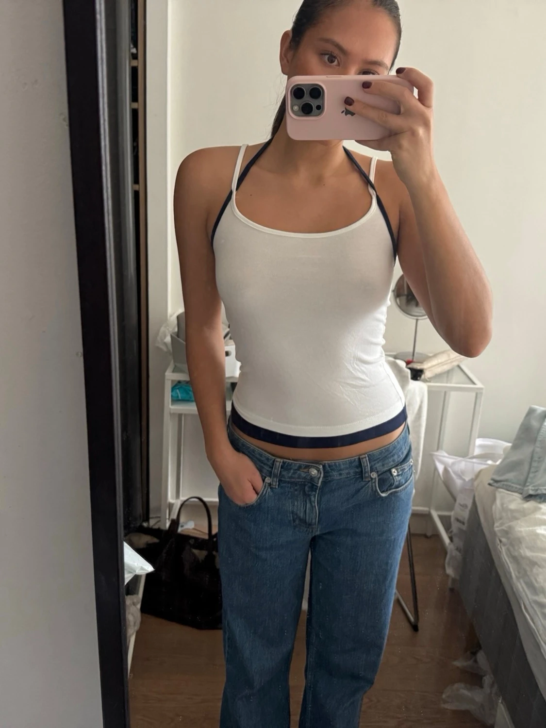 Vit halterneck linnetopp med blå kant