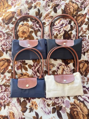 Klassiska handväskor från Longchamp - De högst upp + den vita är storlek Large. Den blåa längst ner är Medium. Alla 1199kr/st 