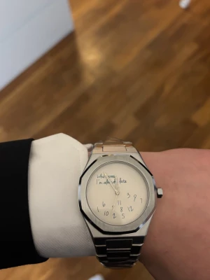 Rolex ”Who cares I’m already late” liknande -  Silvrig Rolex liknande klocka med texten 'Who cares, I'm already late' på urtavlan och ett metallarmband. Helt ny.