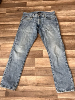 Ralph Lauren jeans  - Säljer ett par snygga jeans från Polo Ralph Lauren i mycket bra skick. Klassisk modell med hög kvalitet och riktigt bra passform. Tidlös design som passar till allt – både vardag och mer uppklädda outfits.  • Märke: Polo Ralph Lauren • Skick: ny skick  • Storlek: 33/32 • Färg: ljusblå • Original och äkta  Säljs då de inte används längre. Nypris högt – säljs till bra pris.  📦 Snabb frakt 💬 Hör av dig vid frågor 