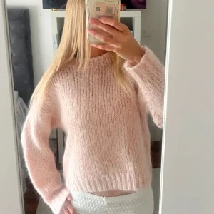 Ljusrosa stickad mohairtröja H&M - Supermysig ljusrosa stickad tröja från H&M i mohairblandning. Helt slutsåld och använd fåtal ggr 💞Bilderna är lånade från annan säljare men är använd fåtal ggr. Nypris är strax över 1000kr