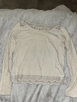 Vit tröja med spets.  - Använder inte tröjan bra skick och väldigt skön.