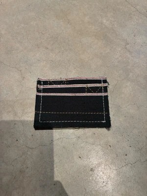 Selvedgeplånbok -  Handsydd plånbok i vintage jeans. Varje exemplar är unikt med snygga detaljer. Plånboken håller flera kort utan att dem åker ut. Små variationer i färg och struktur visar på plaggets tidigare historia💙  Tiktok: Jeanius.bc