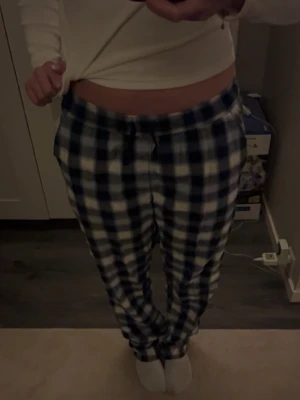 Rutiga pyjamasbyxor i blått och vitt - Mysiga pyjamasbyxor med blåvitt rutmönster och dragsko i midjan. Byxorna har en avslappnad passform och är perfekta för hemmakvällar. PRIS KAN DISKUTERAS!💞