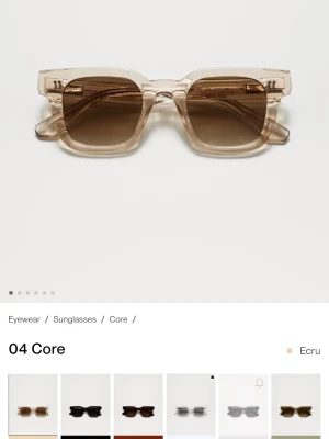 Solglasögon från chimi 04 ecru - Stilrena solglasögon från chimi knappast används i en ljus ecru-nyans med transparent båge och rektangulär form. Glasen är mörka och ger en snygg kontrast till den ljusa ramen. Perfekta för att lyfta din look under soliga dagar. 1400 ny pris 