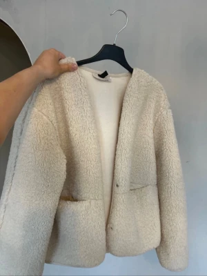 Krämvit teddyjacka med fickor - jackan är i jättefint skick 