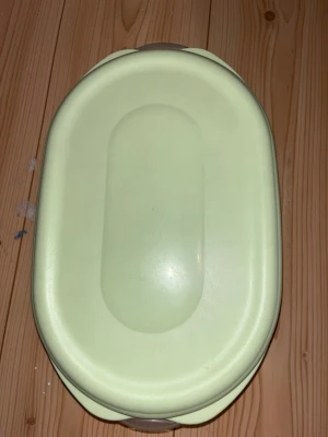 Muovirasia - Muovinen säilytysrasia. Kirkas rasia, jossa vihreä kansi. Koko n. 27x16x6cm. Eläintalous MMM Katsothan myös muut ilmoitukseni Tarjoa