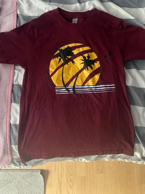 Ellie Williams Cosplay Tröja - Snygg cosplay t-shirt från The Last Of Us. Perfekt för dig som letar efter halloween/cosplay outfits. Tröjan är XS Vuxen. (160/76A)