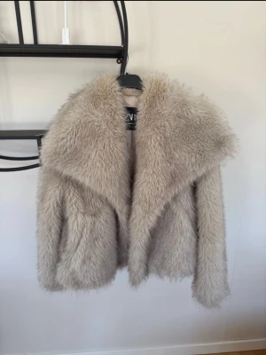 Pälsjacka Zara - Mycket fint skick men lite smink i kragen