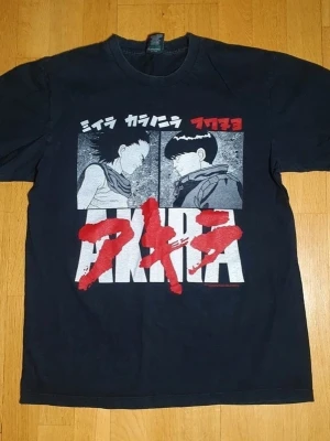 Akira (1988) T-Shirt | L / Large | Retro Y2K - T-Shirt med Akira (1988) tryck framsidan och baksidan i härlig retro 90/00-tals stil!  Large (Mått finns på bilden). 100% Bomull.  Se bilder.