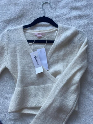 Stickad kofta Gina Tricot - Aldrig använd! Är i storlek 146/152 men passar mig som brukar ha S/XS. Säljer då den inte passade mig i formen💕