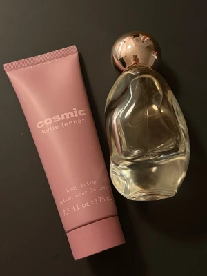 Cosmic Kylie Jenner parfym & lotion - Cosmic Kylie Jenner parfym och body lotion. Parfymflaskan har en unik, skulptural form med en glänsande roséguldfärgad kork. Lotionen kommer i en matt, rosa tub på 75 ml. Båda produkterna har en modern och trendig design. Kan säljas tillsammans eller separat, skriv vilket du föredrar.