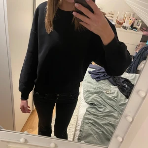 Svart sweatshirt  - Svart sweatshirt i fint skick