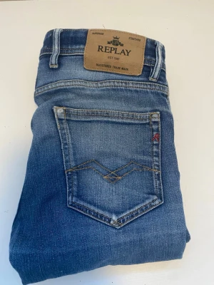 Blå jeans från Replay  - Säljer nu mina replay då dom är för små. Nypris 1100kr. Längd 32 och midja 28.                                  Skriv om ni vill ha mer bilder eller undrar något!