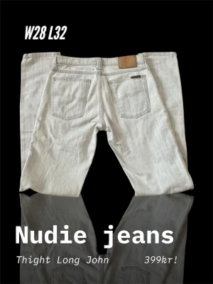Nudie jeans  - REA! 399kr ❌ 299kr ✅                                                                                  Säljer ett par ljusgrå/ljusblåa jeans från Nudie. Storlek: W28 L32 📏                                                           Modell: Tight Long John 👖                                                 Mycket gott skick, sällan använda, inga defekter Hör av dig om du har någon fråga! 