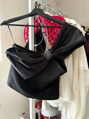 Svart festtopp - Skitsnygg festtopp från monki i nyskick, aldrig använd!🙏