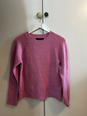 Rosa stickad tröja  Vero Moda - Mysig rosa stickad tröja från Vero Moda med rund halsringning och ribbade muddar vid ärmslut och nederkant. Funkar som XS, S & M.                                                                     Hör av dig vid frågor!☺️