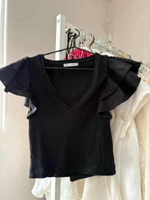 Svart festtopp Zara - Skitsnygg topp från Zara i mycket bra skick💓💓