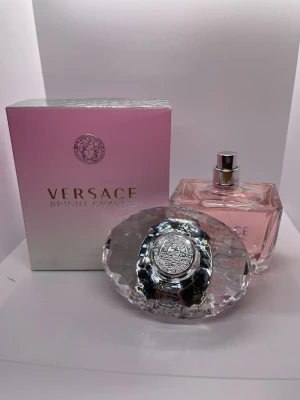 Versace Bright Crystal parfym 90ml - Helt oanvänd 100ml dam parfym. Vid frågor är det bara och fråga. Priset är aldrig hugget i sten Svarar inom 8h Paket erbjudanze är möjligt