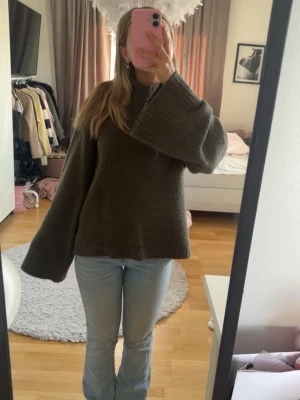 Oversized stickad tröja - Säljer en mörkgrön oversized stickad tröja som inte kommer till användning.